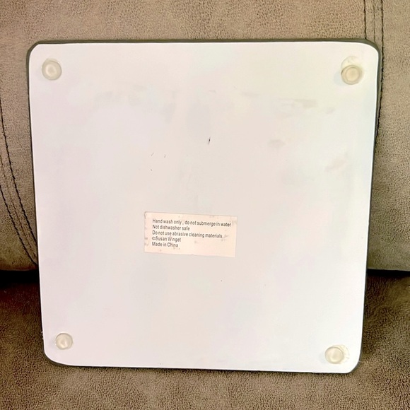 🎄 8” x 8” RED TRUCK & DOGS CHRISTMAS TEMPERED GLASS TRIVET IN ORIGINAL BOX - Picture 2 of 2